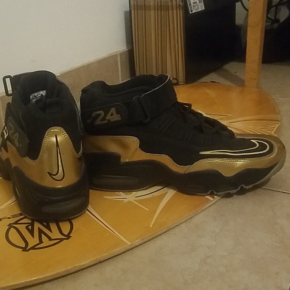 NIKE-AIR MAX GRIFFEY 1 size 11.5 (black and metall